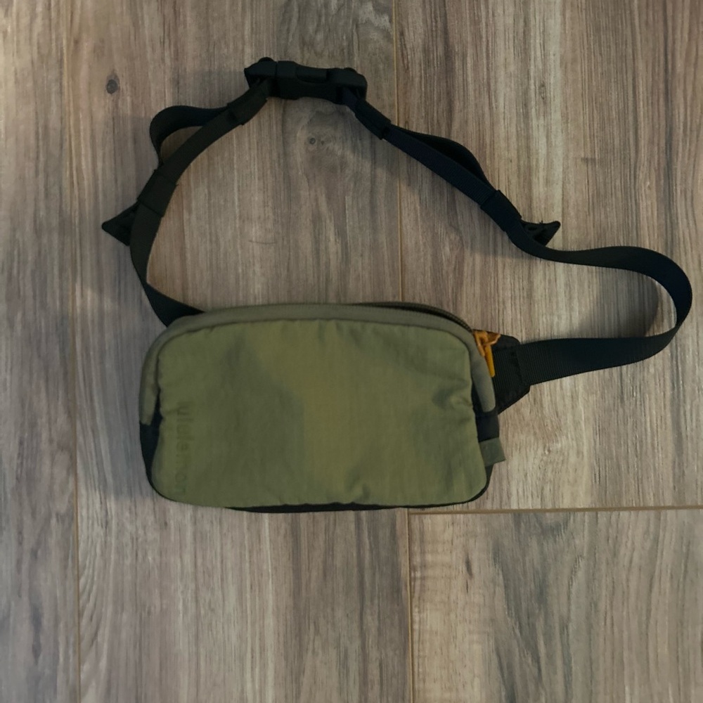 Lululemon everywhere belt bag mini